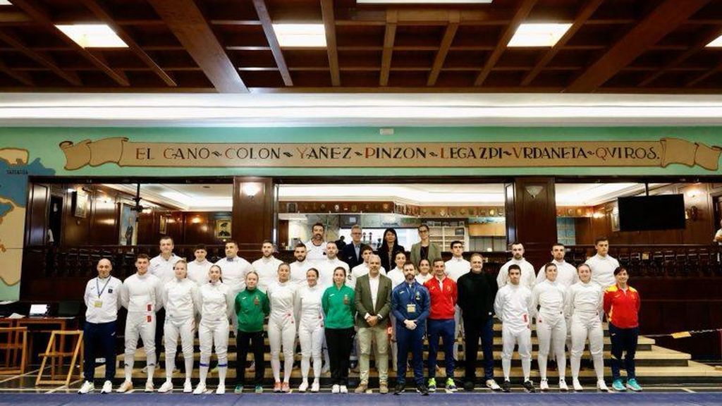 La princesa Leonor junto a sus compañeros de la Academia General del Aire de San Javier (Murcia) en la Escuela Naval de Marín (Pontevedra)