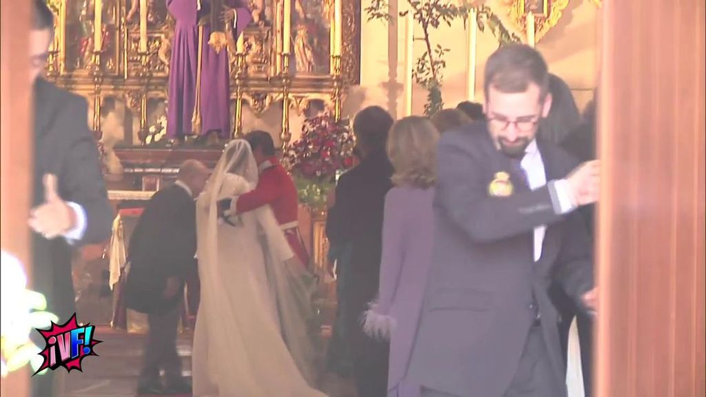 El romántico encuentro de Cayetano Martínez de Irujo y Bárbara Mirjan en la iglesia ¡Vaya fama! 2025 Top Vídeos 26