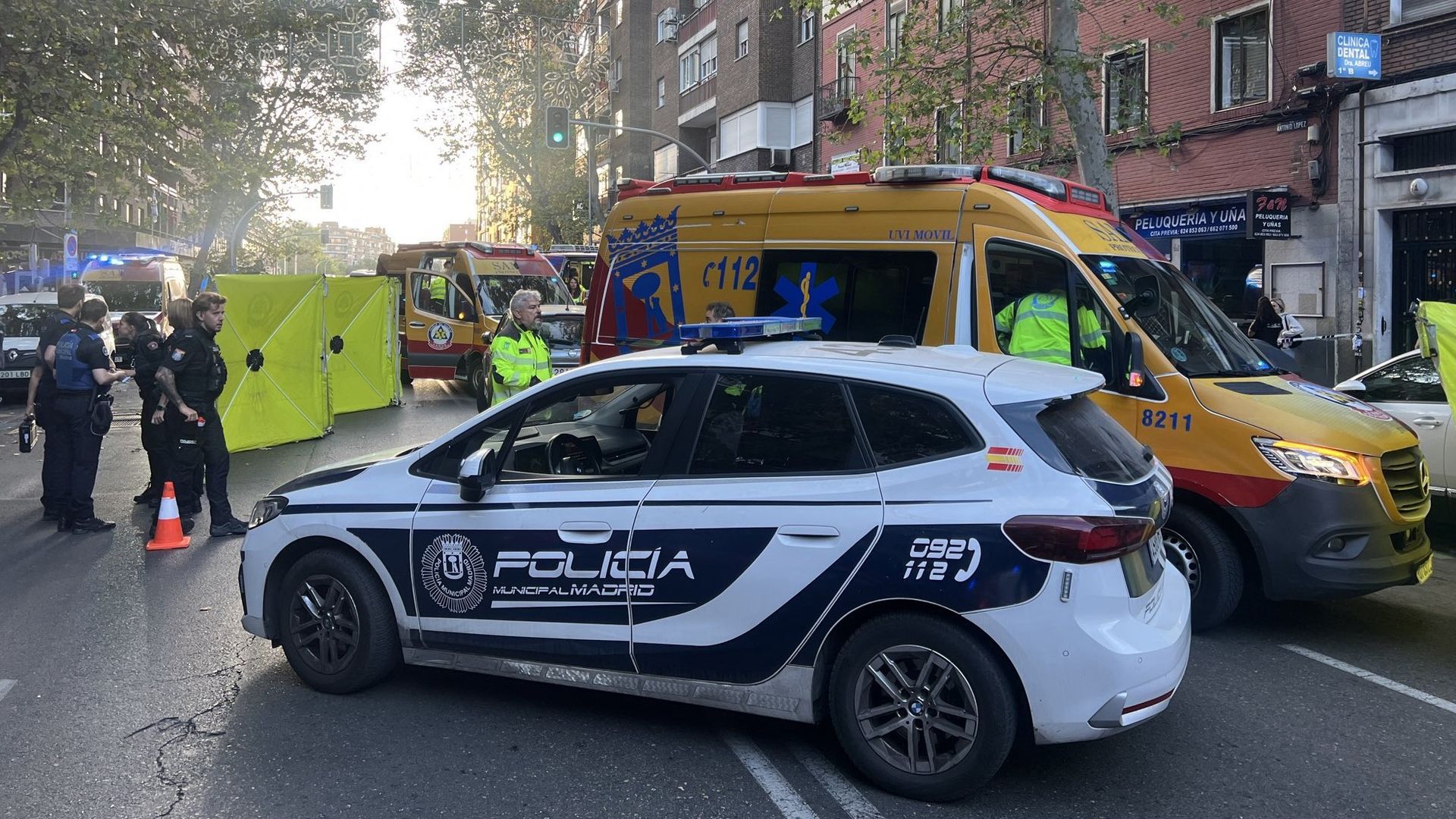 Policía Municipal de Madrid y ambulancia UVI Móvil