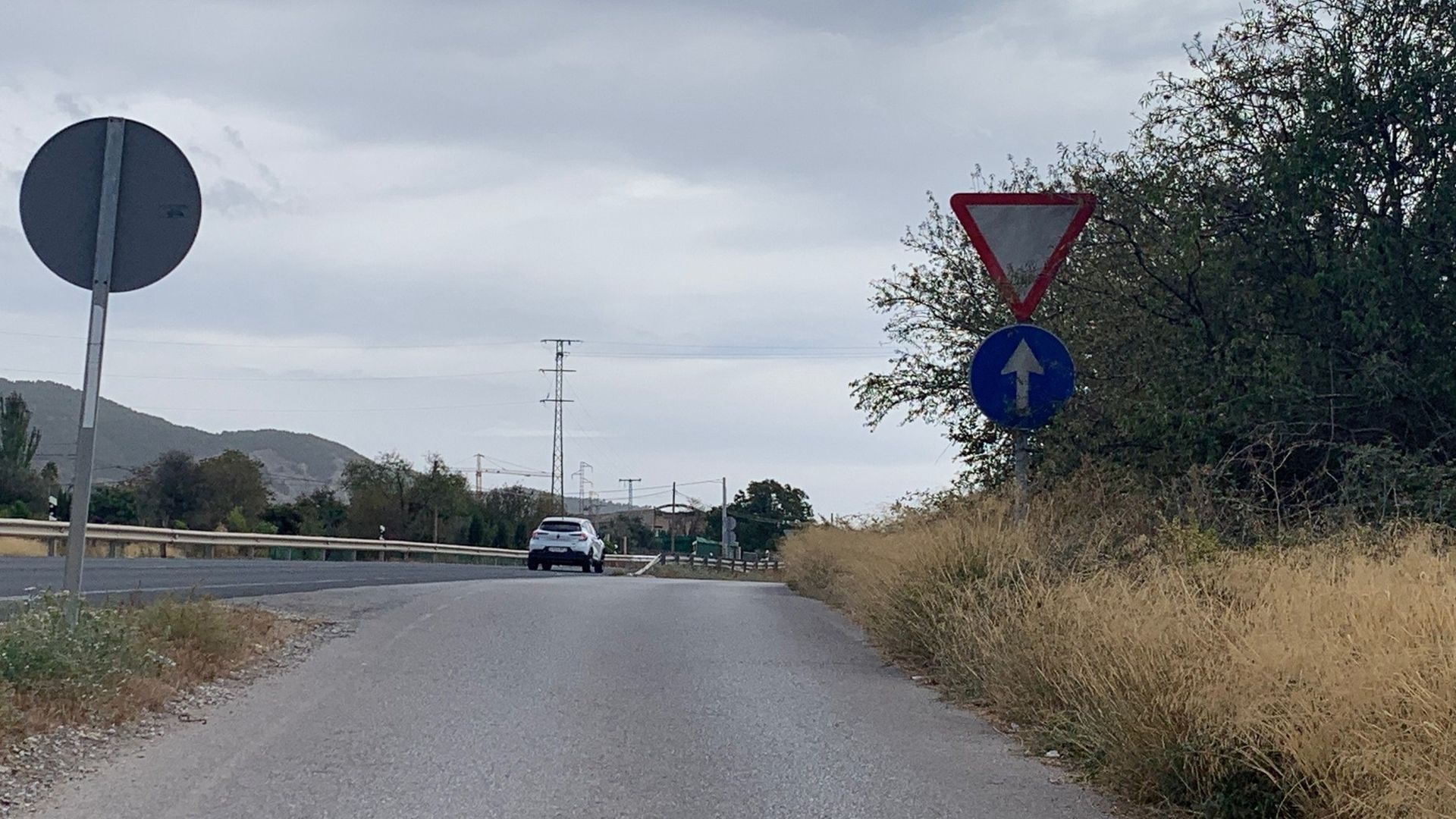 Vía de servicio en la localidad de Dúrcal, Granada