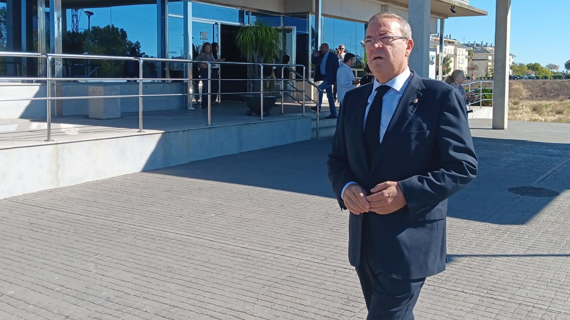 El expresidente de la Junta de Extremadura José Antonio Monago se acerca al tanatorio de Badajoz para mostrar sus condolencias por el fallecimiento de Guillermo Fernández Vara