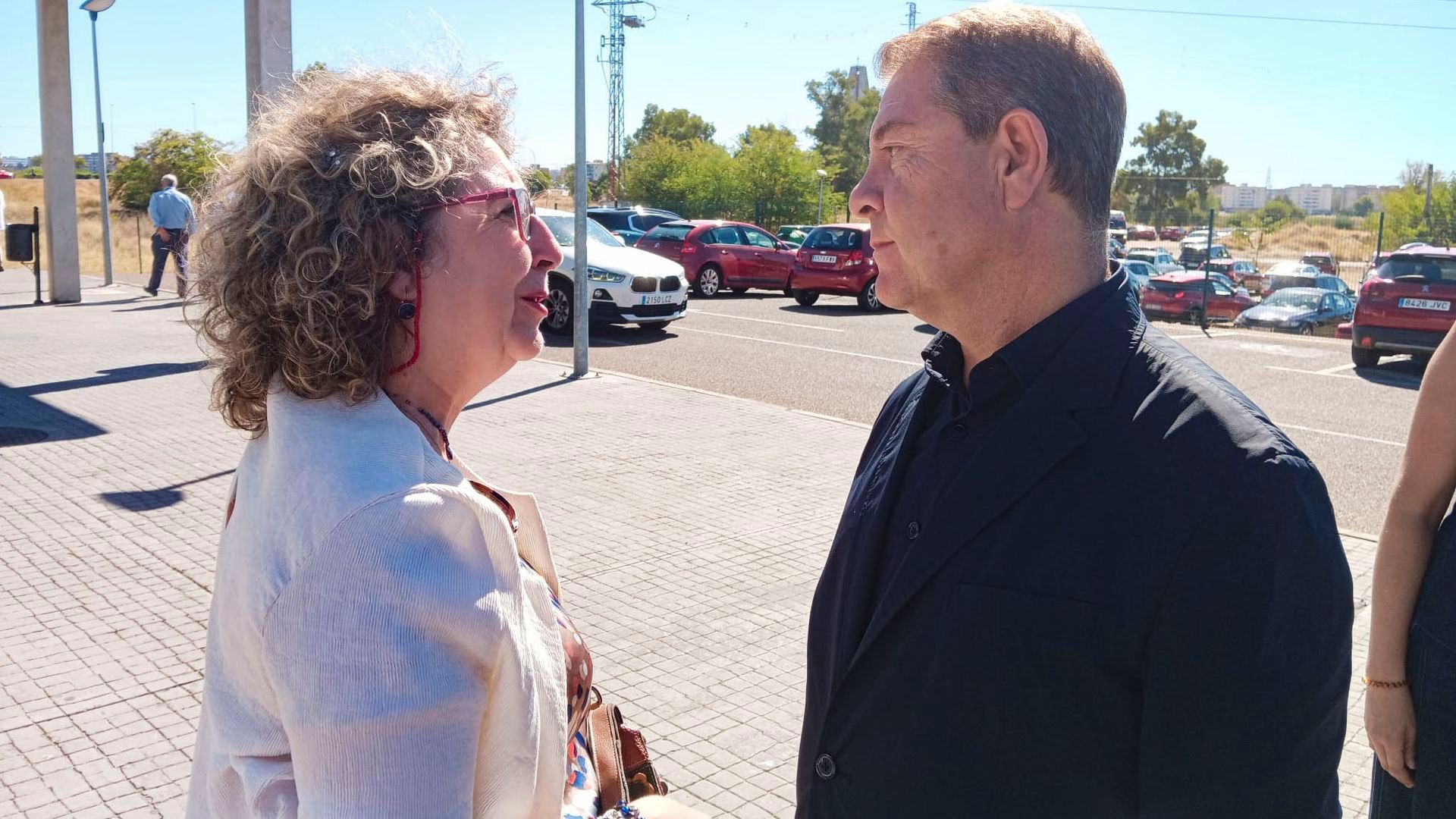 El presidente de la Junta de Castilla-La Mancha, Emiliano García-Page, a su llegada al tanatorio de Badajoz para mostrar sus condolencias por el fallecimiento de Guillermo Fernández Vara