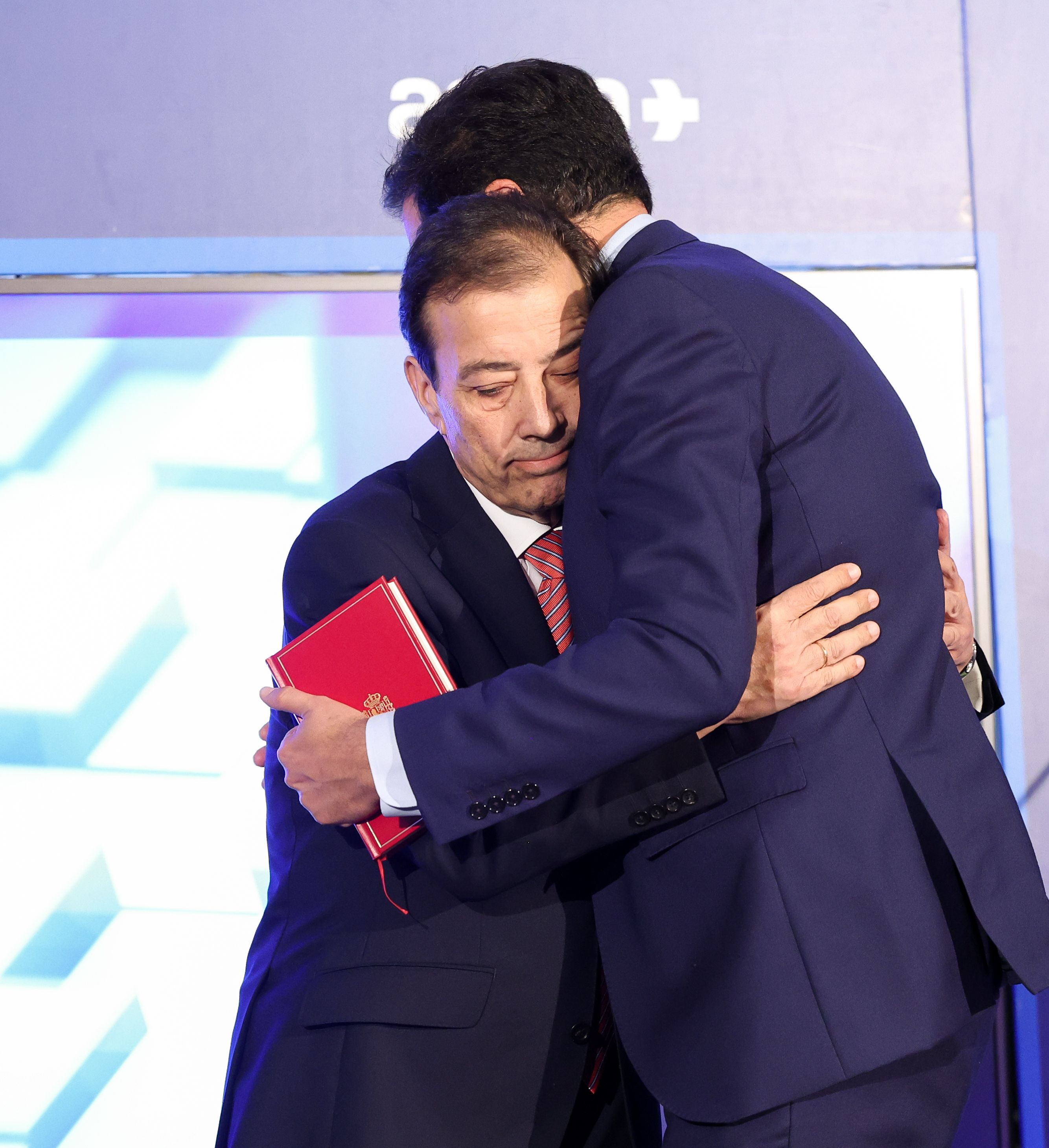 Guillermo Fernández Vara en un abrazo durante un evento este 2025