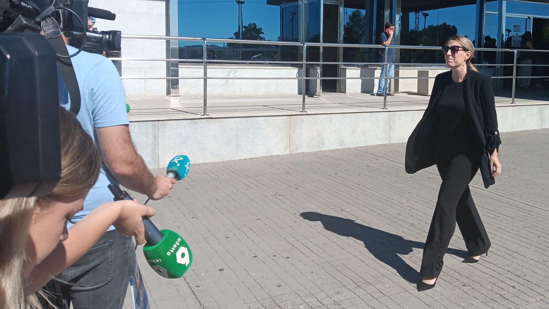 La presidenta de la Junta de Extremadura, María Guardiola, a su salida del tanatorio de Badajoz tras mostrar sus condolencias por el fallecimiento de Guillermo Fernández Vara