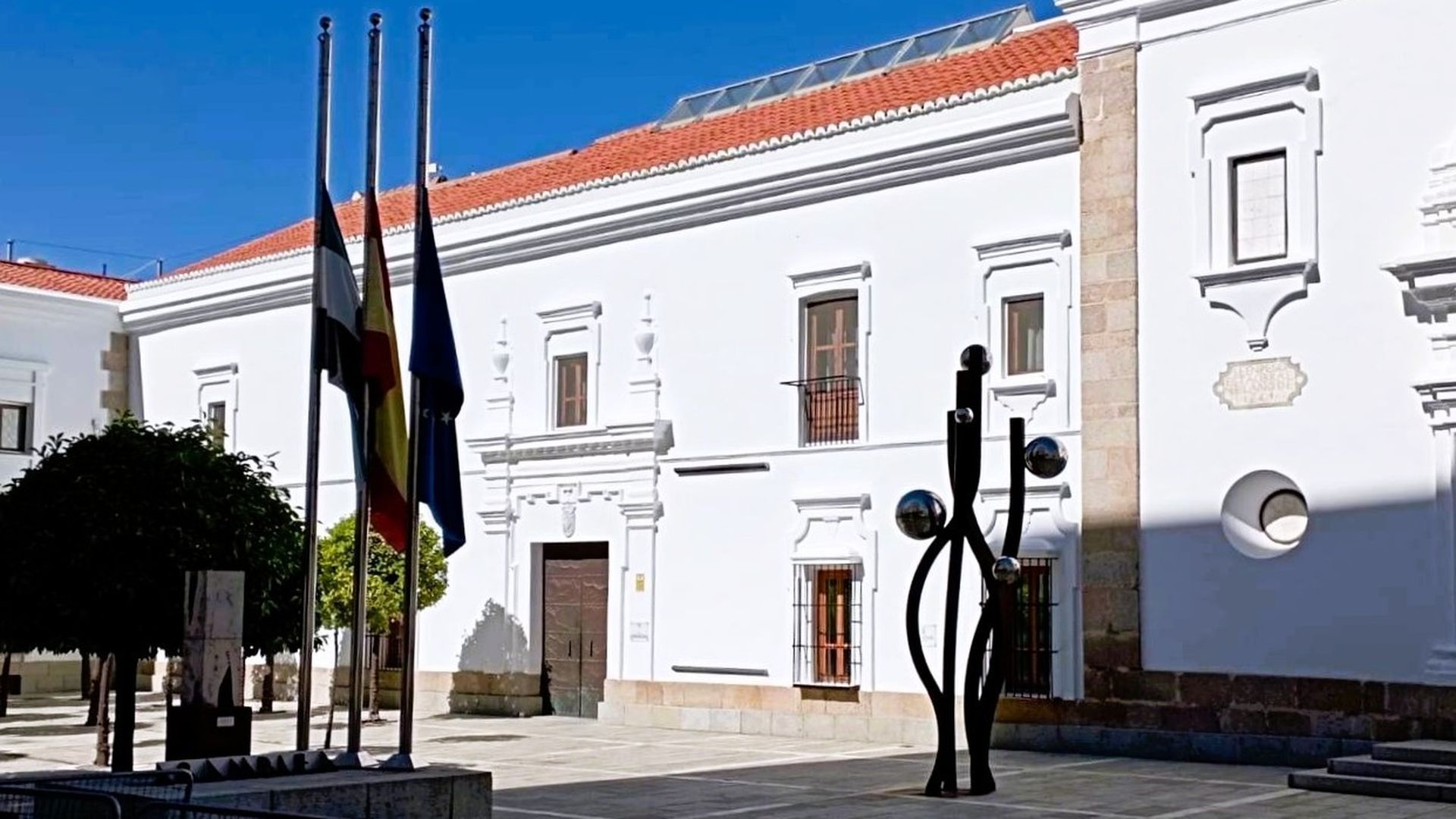 Las banderas de la Asamblea de Extremadura ondean a media asta por el fallecimiento de Fernández Vara