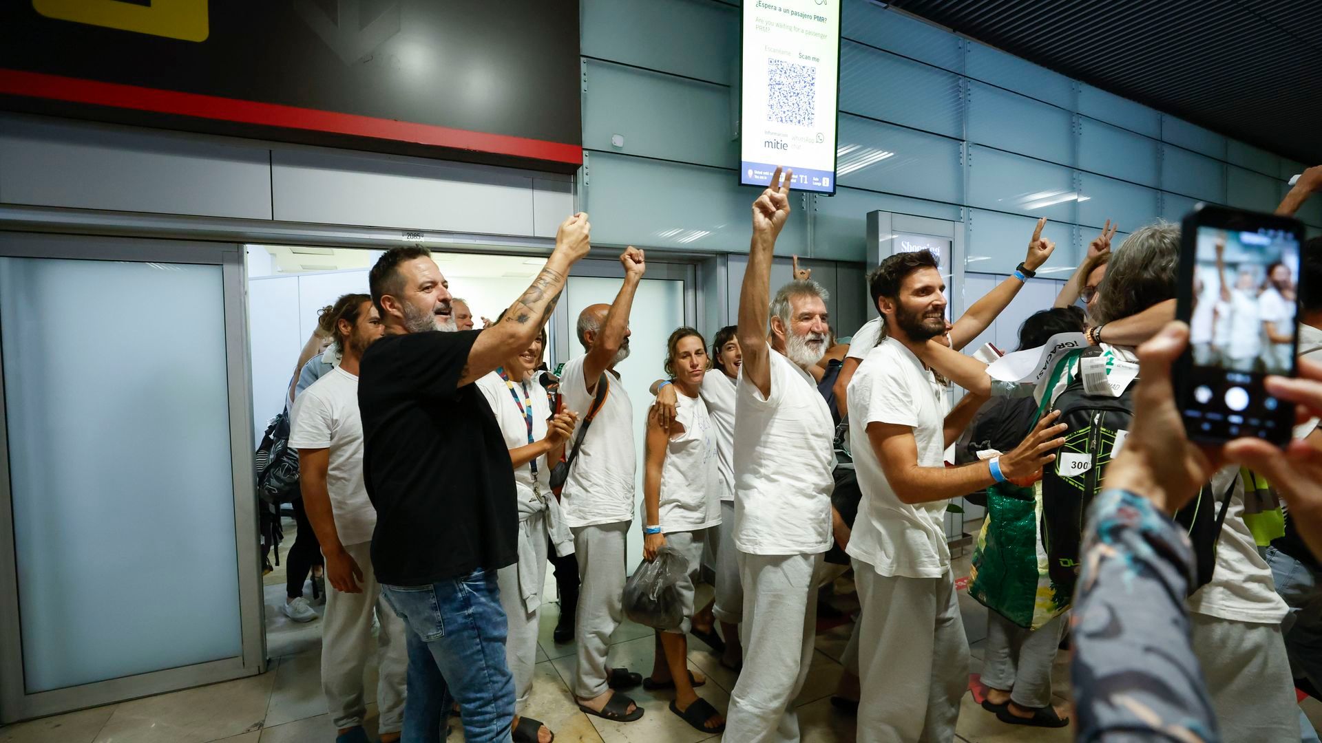 Las primeras imágenes de los activistas llegando a España