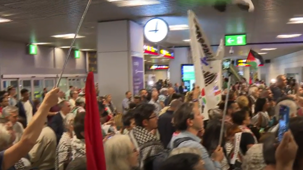 Llegan a España 21 de los 49 activistas españoles de la Flotilla detenidos en Israel: Ada Colau y Jordi Coronas, entre ellos