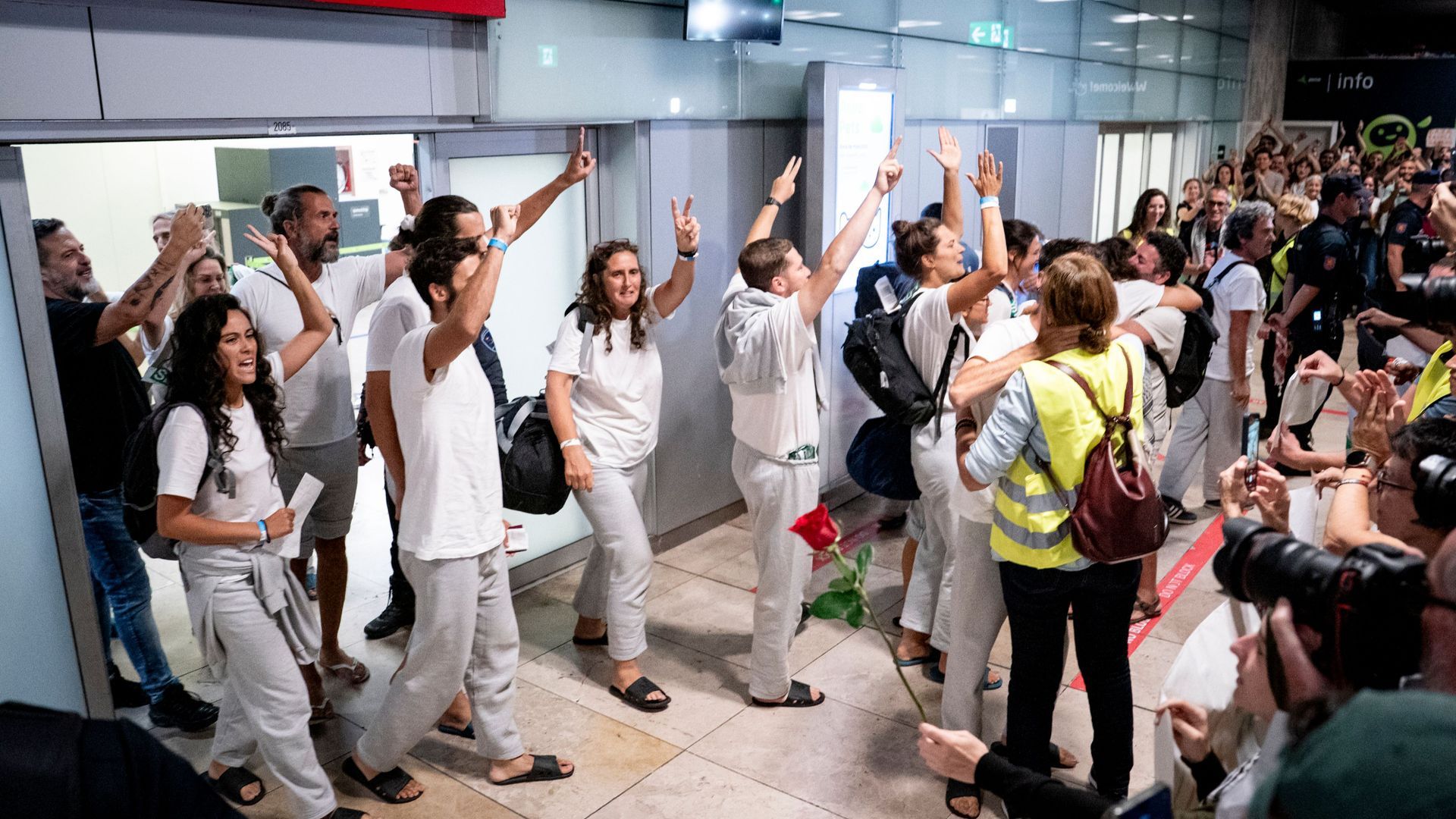 Llegan a España 21 de los 49 activistas españoles de la Flotilla detenidos en Israel: vuelven a casa entre vítores y aplausos