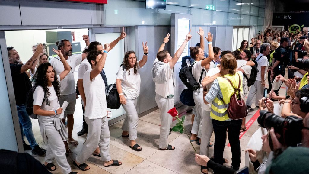 Llegan a España 21 de los 49 activistas españoles de la Flotilla detenidos en Israel: Ada Colau y Jordi Coronas, entre ellos