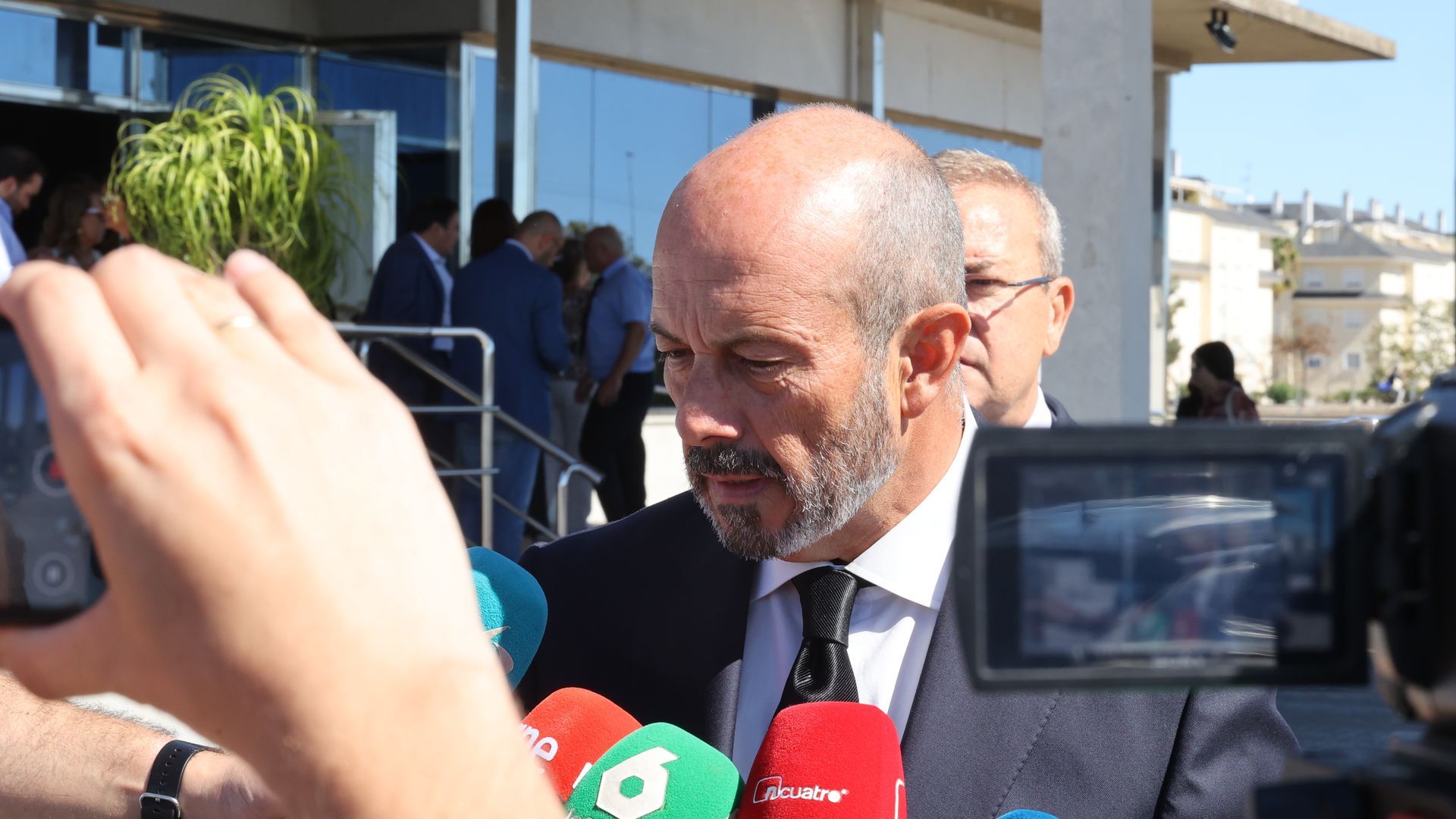 Pedro Rollán recuerda a Guillermo Fernández Vara a las puertas del tanatorio: "Era un señor en el más amplio sentido de la palabra"