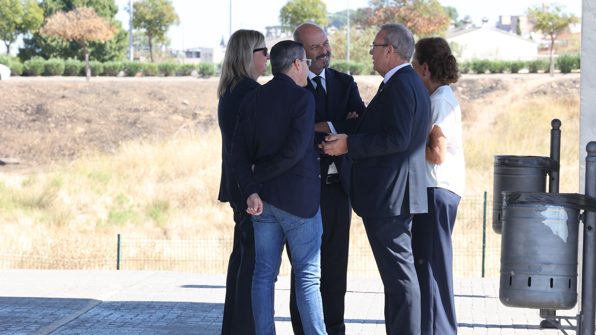 Pedro Rollán y José Antonio Monago, en el tanatorio de Puente Real de Badajoz que acoge la capilla ardiente de Guillermo Fernández Vara