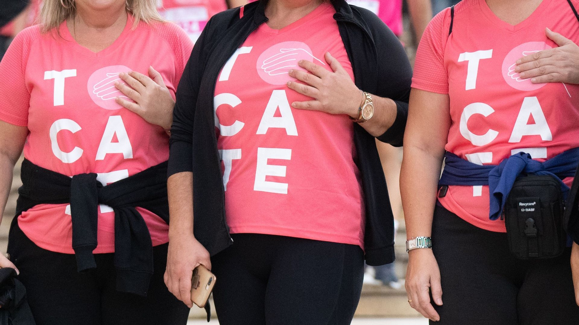 Varias mujeres se tocan un pecho por el cáncer de mama