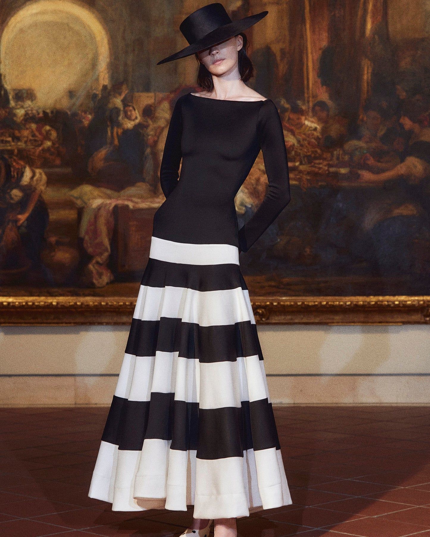 Vestido de invitada de manga larga blanco y negro