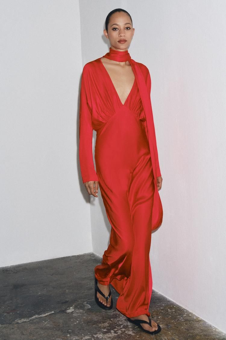 Vestido de invitada de manga larga con pañuelo