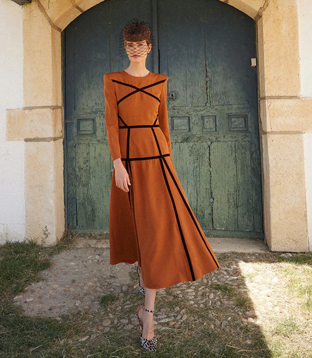 Vestido de invitada de manga larga con vivos