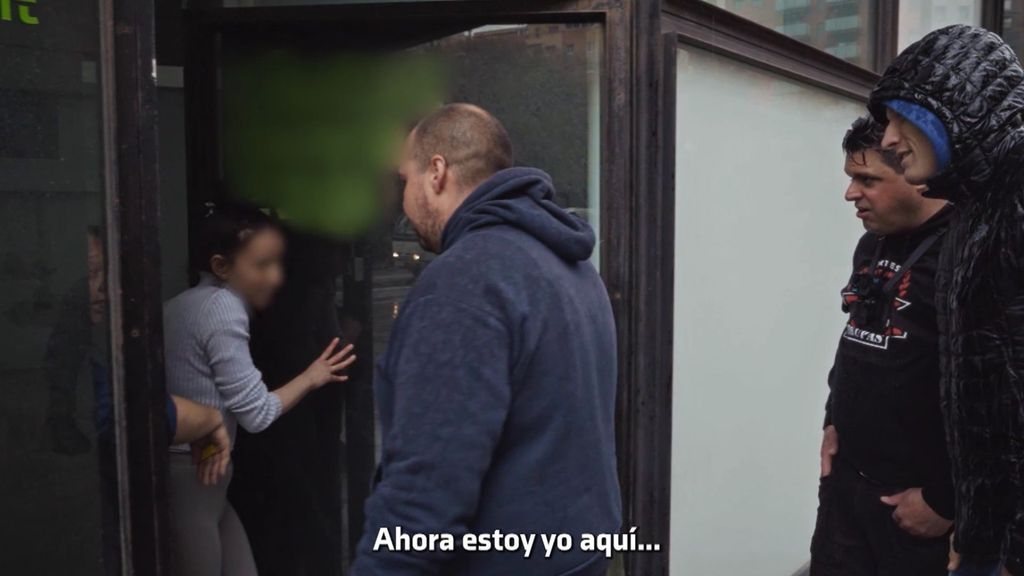 Antonio Pampliega es testigo de un intento de desalojo con momentos cargados de máxima tensión: "Os va a pegar"