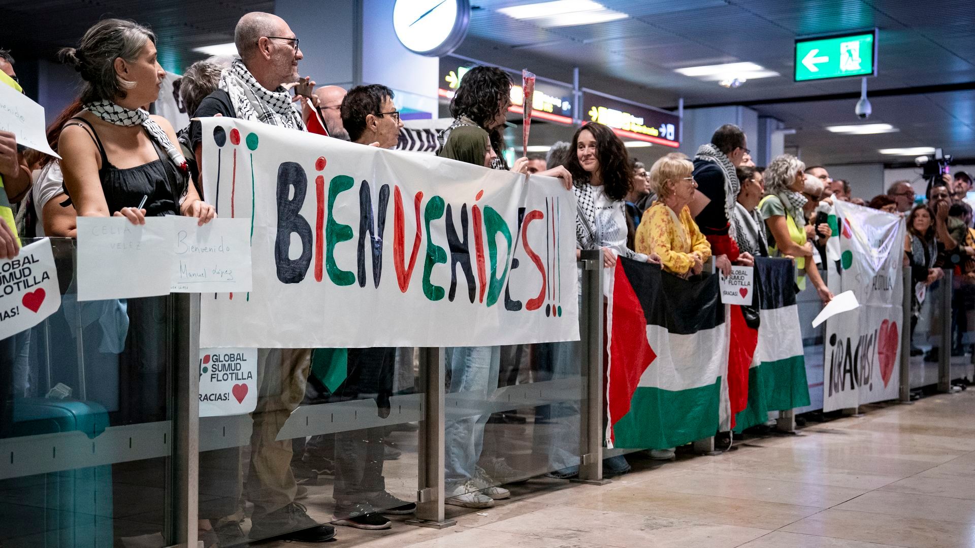 Decenas de personas esperan la llegada de los ciudadanos españoles integrantes de la Sumud Global Flotilla al Aeropuerto Adolfo Suárez Madrid-Barajas