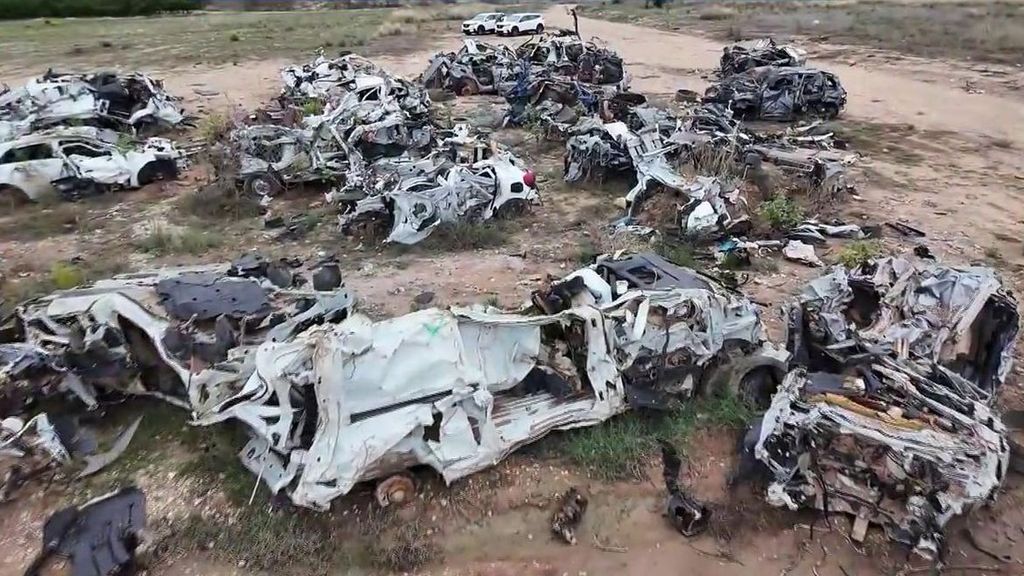 El cauce del barranco del Poyo sigue siendo un amasijos de coches destrozados por la dana un año después