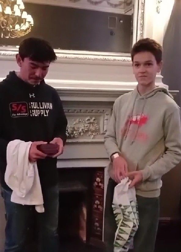 El joven coruñés y su ídolo, Wyatt Flores, en el momento en que se saludaron, previo al concierto en Dublín