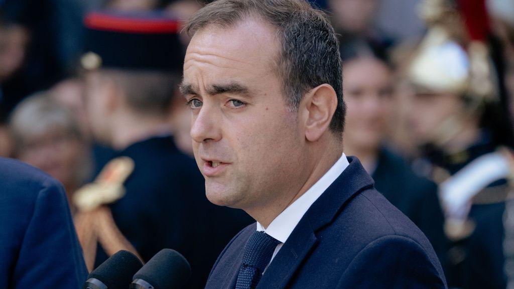 Dimite Sébastien Lecornu, primer ministro de Francia, un día después de formar su gobierno