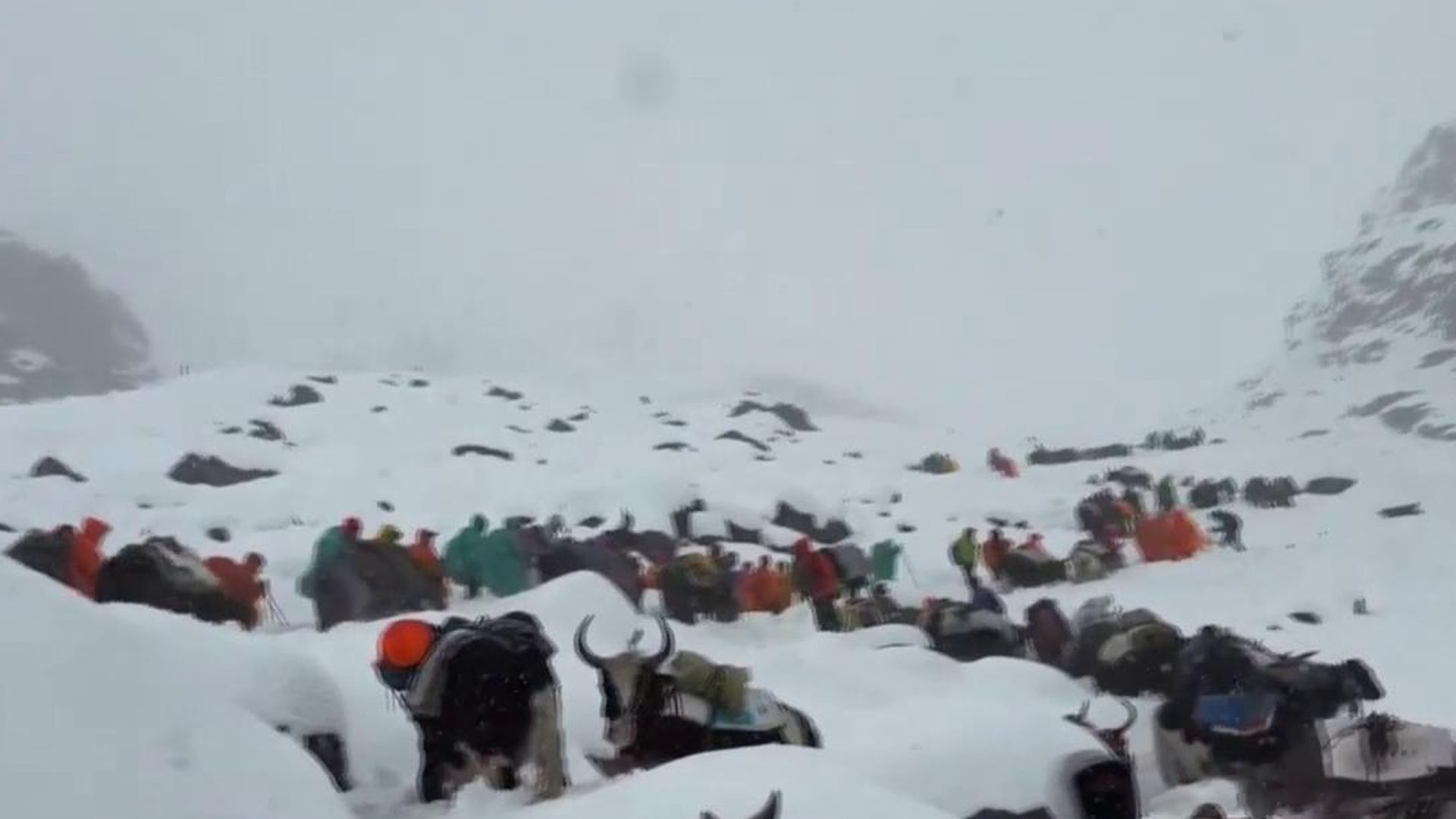 Fin de semana terrible en el Everest: 200 personas a la espera de rescate