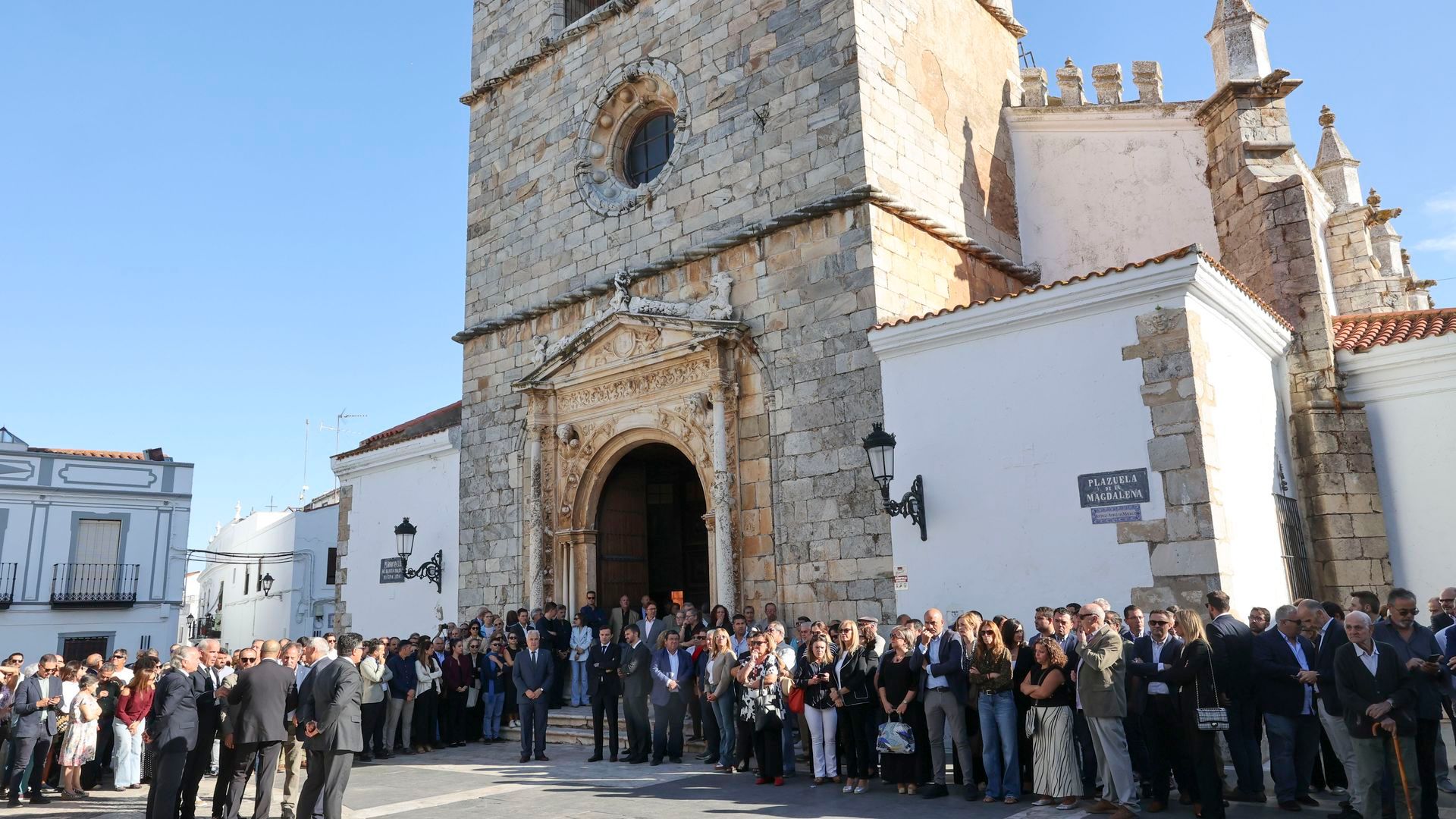 Iglesia de Santa María Magdalena de Olivenza (Badajoz), este lunes, durante la misa funeral por el expresidente de la Junta de Extremadura Guillermo Fernández Vara