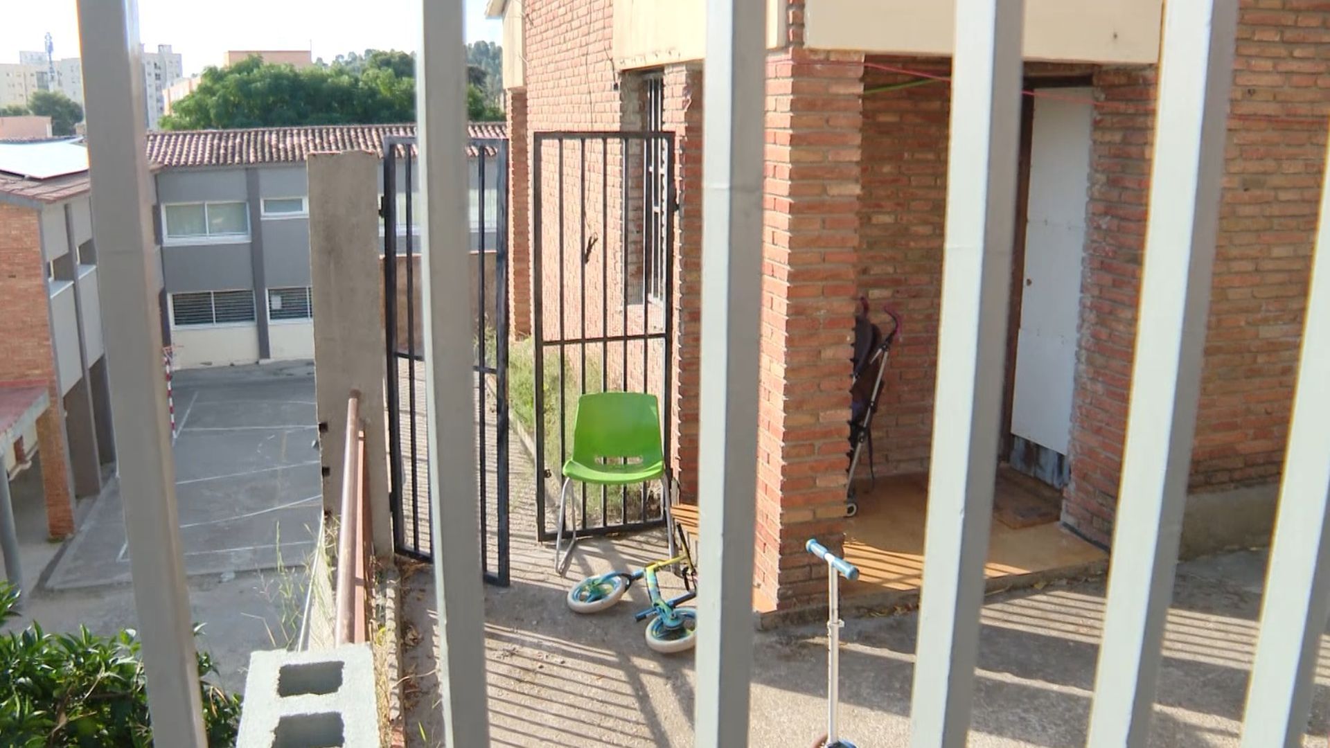 La caseta de una escuela, okupada por una familia con niños en Barcelona: