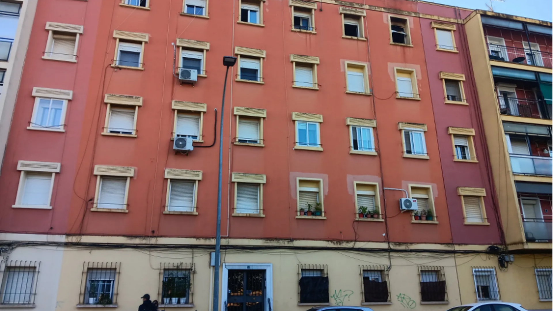 La Policía Nacional registra la casa de uno de los detenidos por el crimen de una mujer y el posterior incendio de su piso en Badajoz