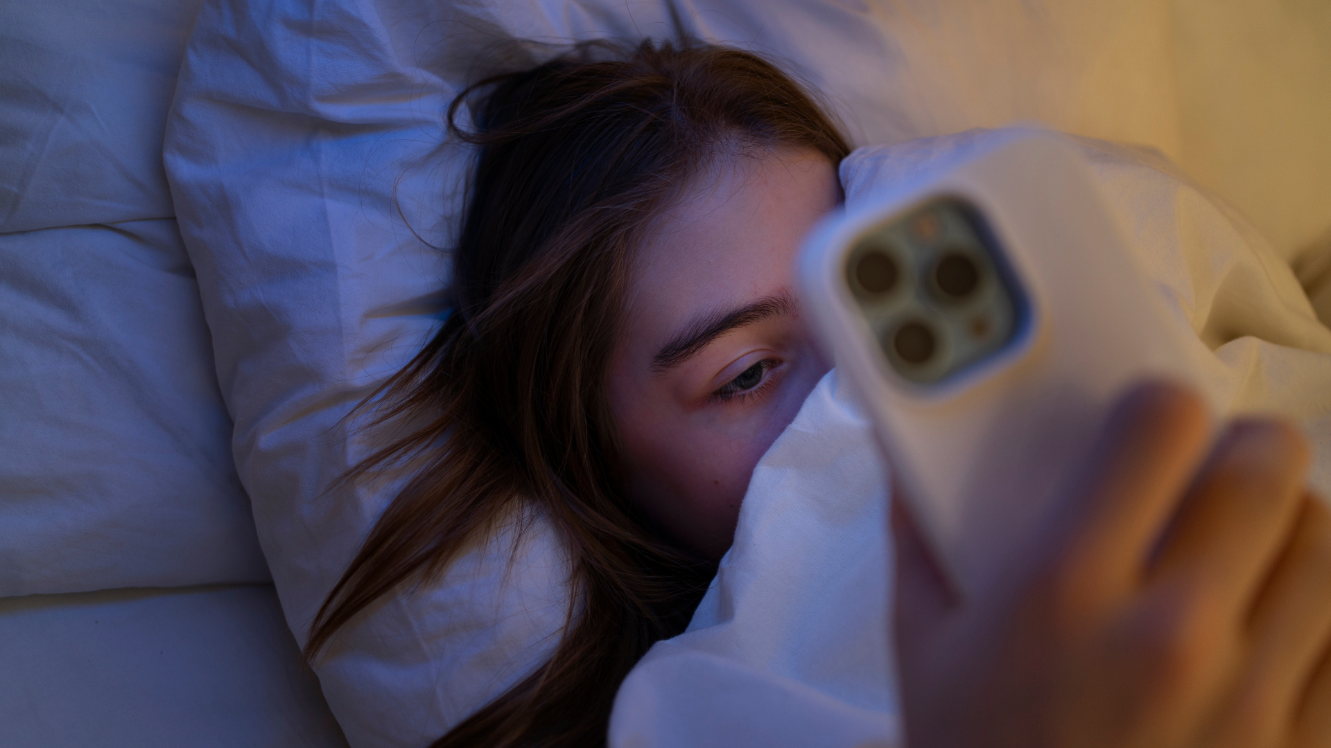 Lo ideal es adoptar hábitos saludables y reducir el uso nocturno del móvil Lo ideal es adoptar hábitos saludables y reducir el uso nocturno del móvil