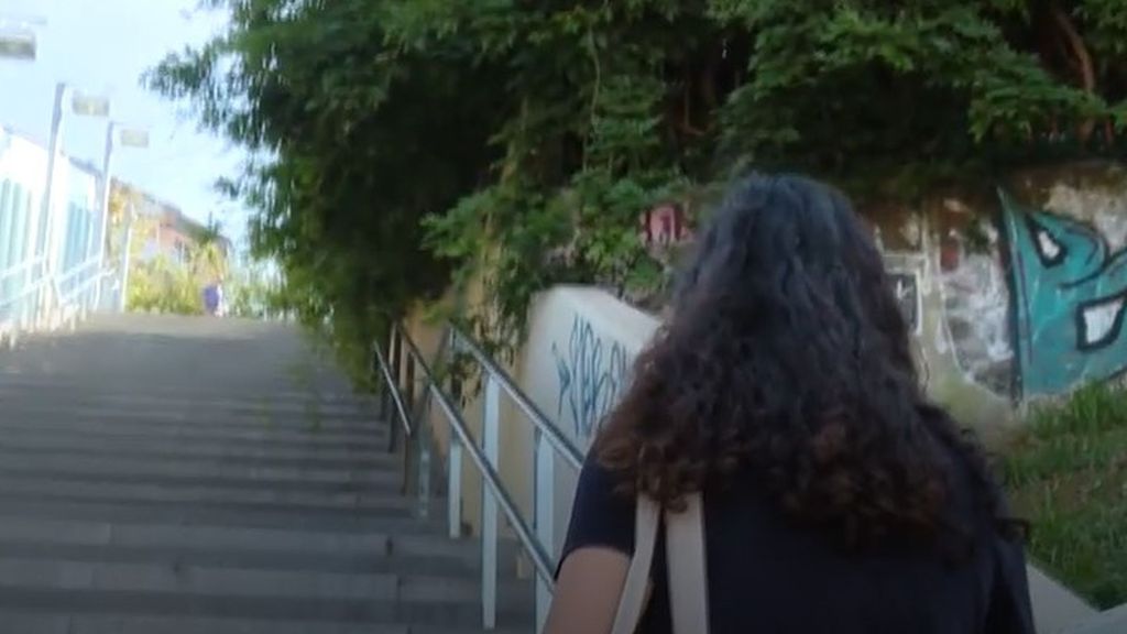 Subir 164 escalones con 27 metros de desnivel, el ahogo de unos vecinos en Barcelona: "Es vergonzoso"