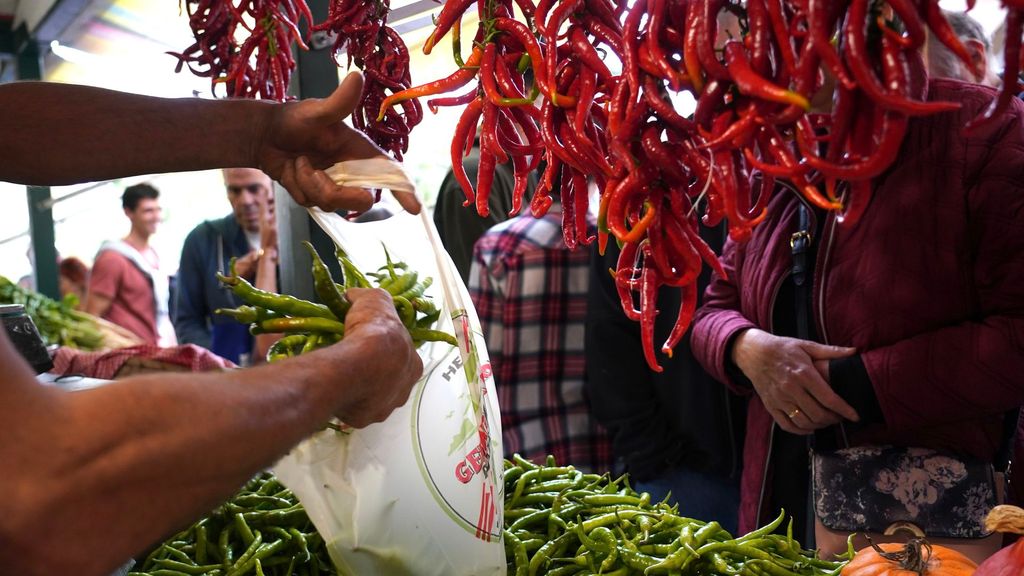 Un agricultor vende su producto en una feria de Euskadi