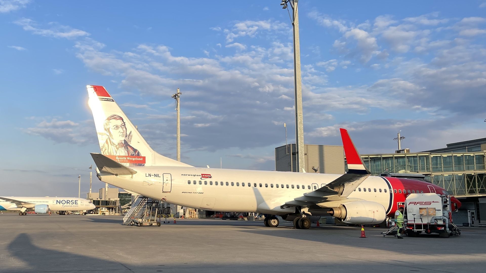 Un avión de la compañía Norwegian Air Shuttle permanece en la pista del aeropuerto de Oslo alterado por la presencia de drones en sus inmediaciones