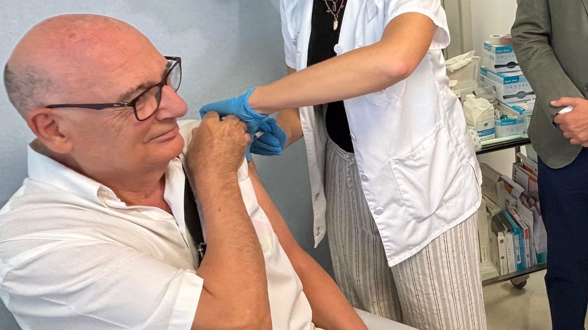 Un hombre recibe una vacuna en un centro de salud de Murcia