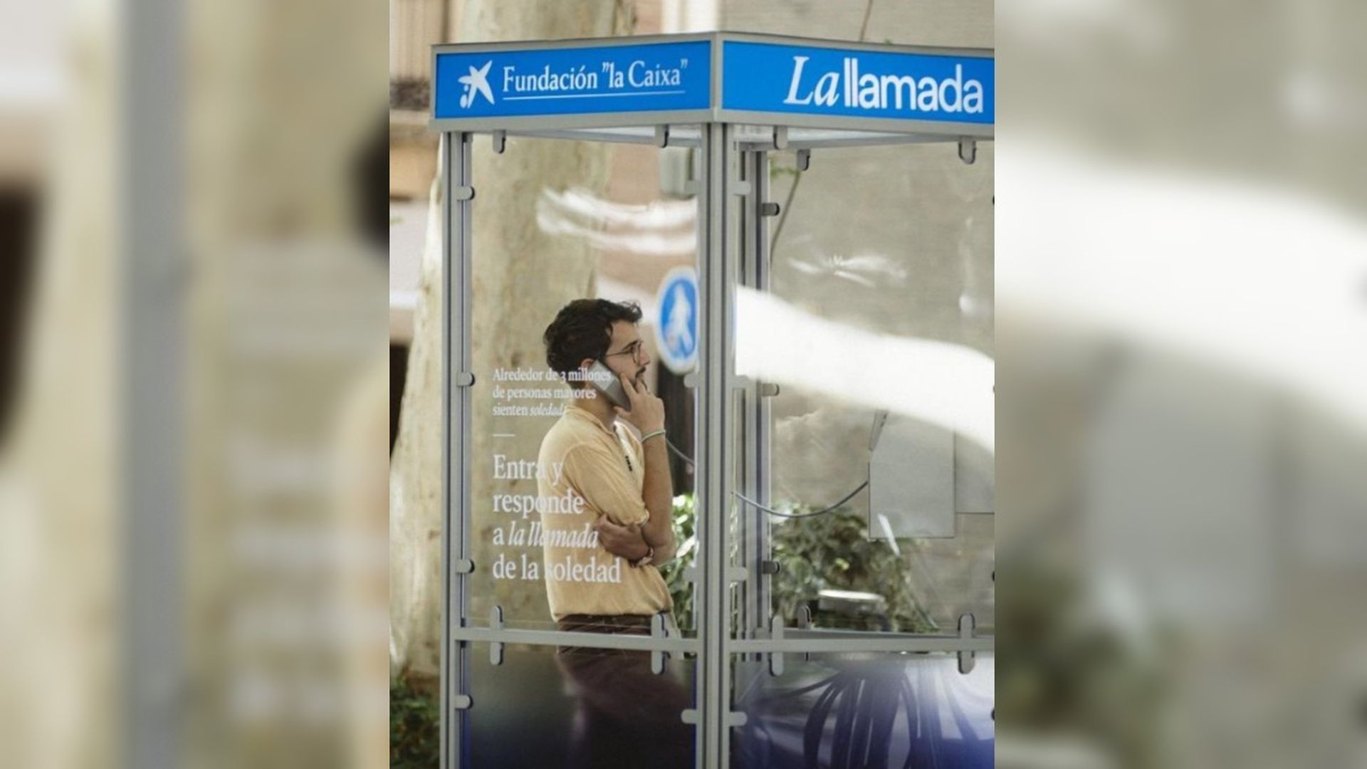 Una cabina de teléfono en Granada da voz a la soledad no deseada