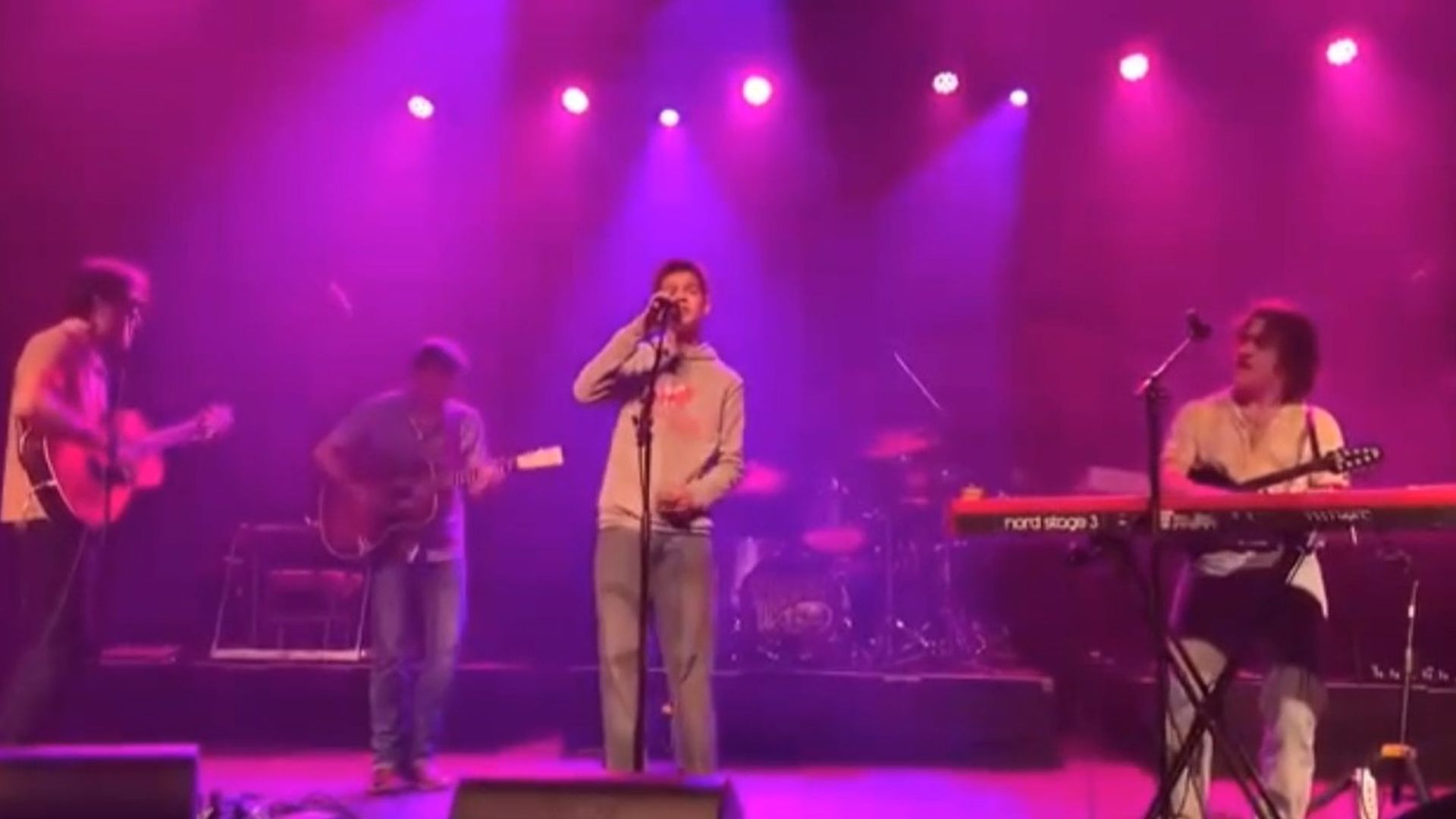 Va a un concierto de su ídolo en Irlanda y acaba cantando con él