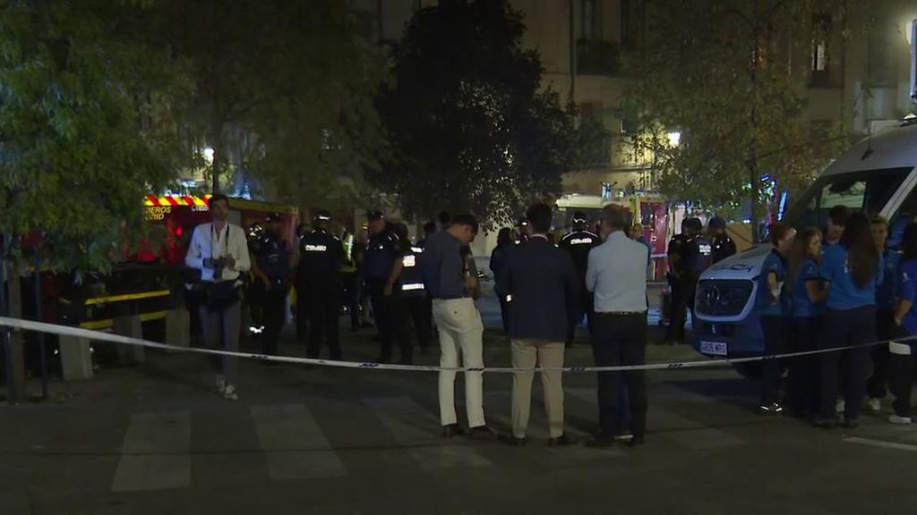Los familiares de los desaparecidos en el derrumbe del edificio en Madrid entran angustiados a la zona de los escombros