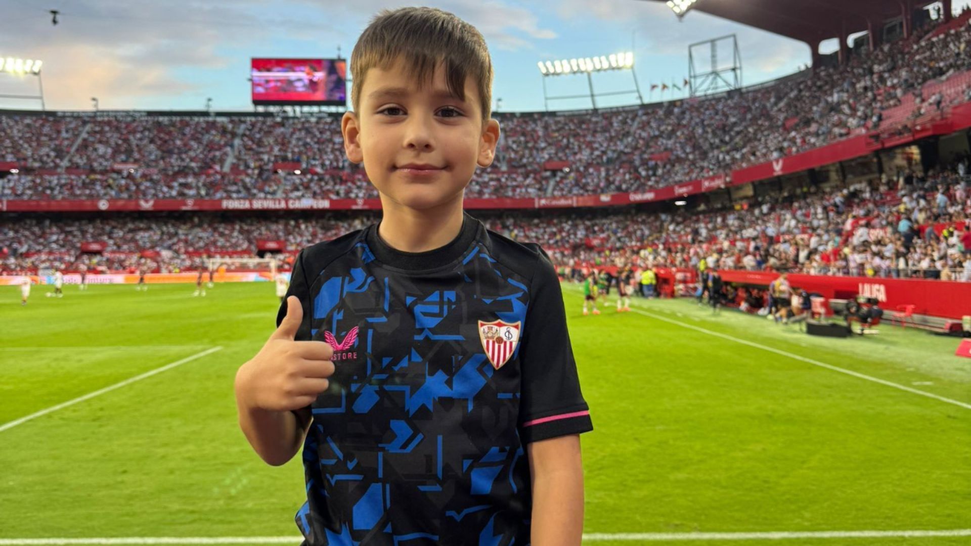 Aitor, el niño sevillano y sevillista que narró los cuatro goles del Sevilla F.C. a su madre