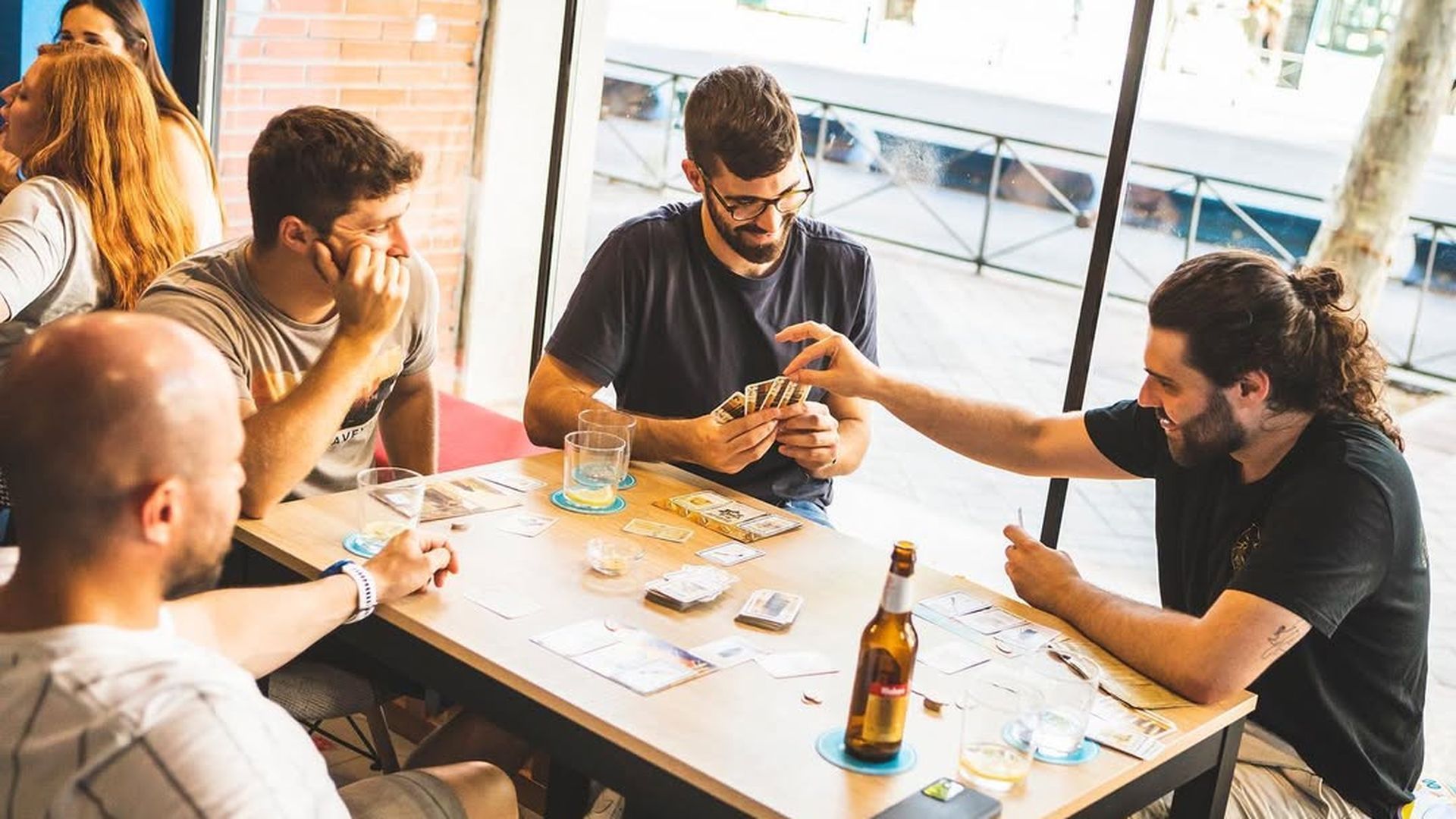 Disfrutando de un juego de mesa de cartas