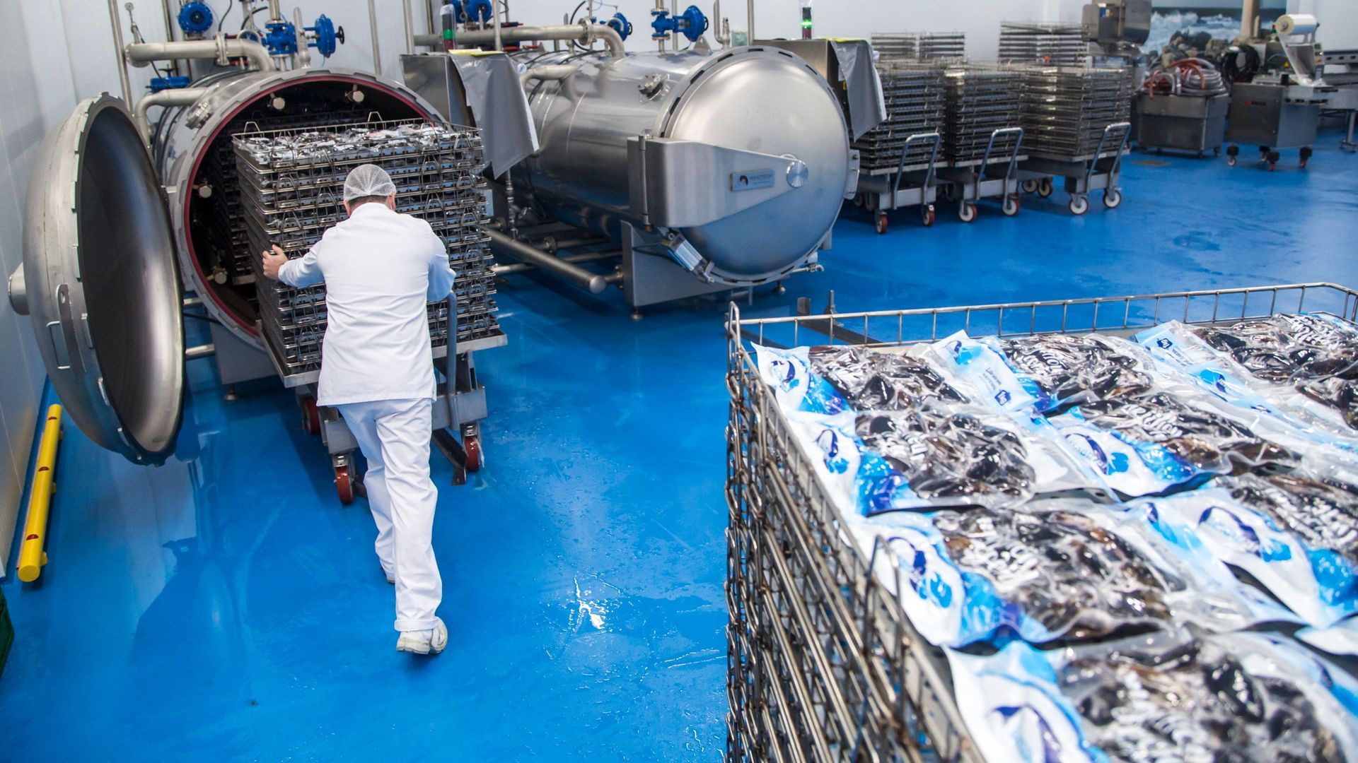 Dory Solla, responsable de la fábrica de Aguinamar en Cambados, explica el proceso por el que pasa el mejillón hasta llegar a nuestra mesa