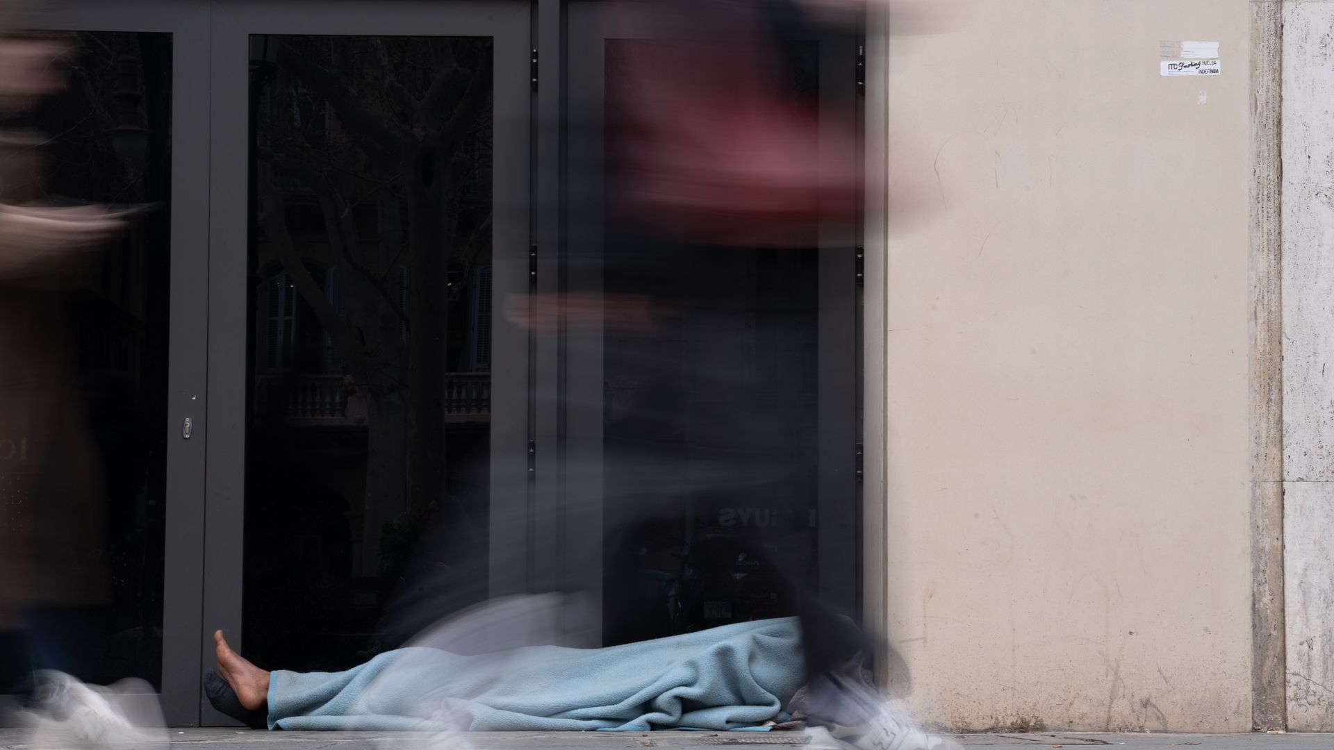 El informe destaca que casi el 60% de las plazas para personas sin hogar siguen estando en albergues