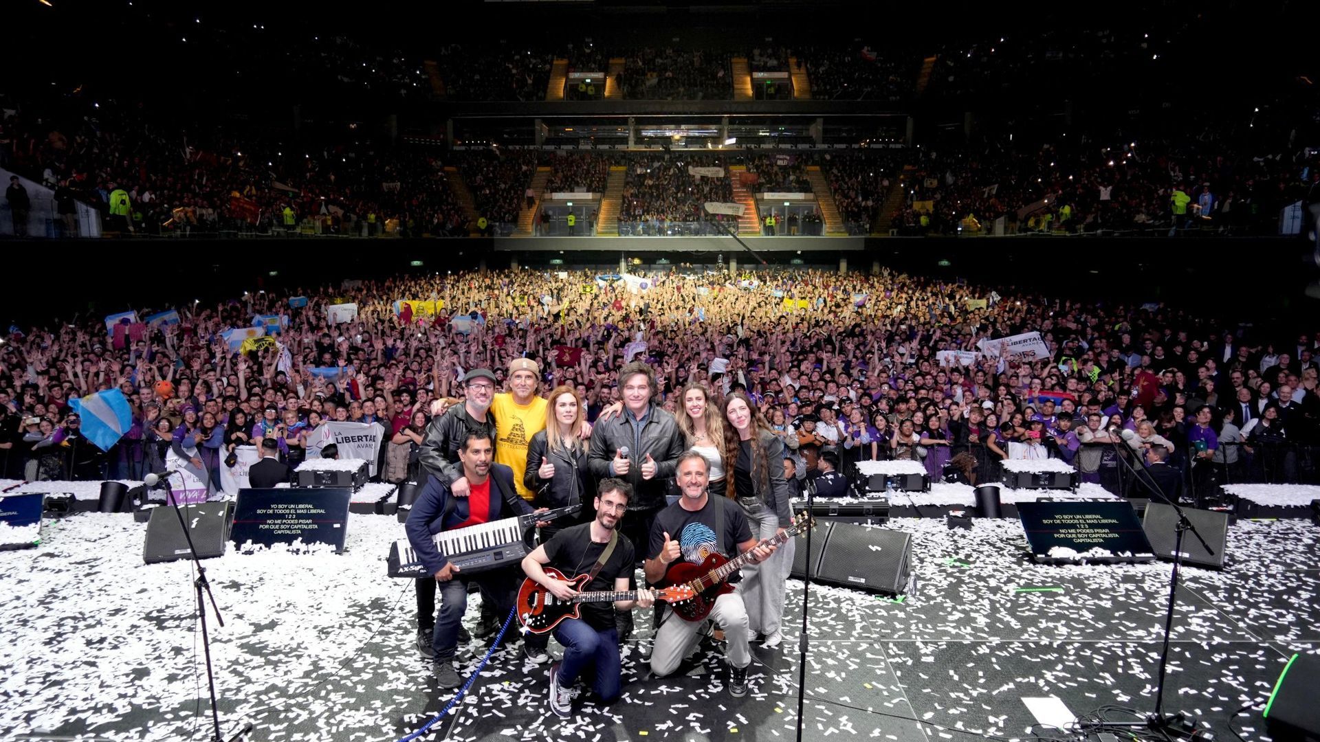 Javier Milei trata de salvar la campaña electoral con un show cantando canciones de rock ante 15.000 personas