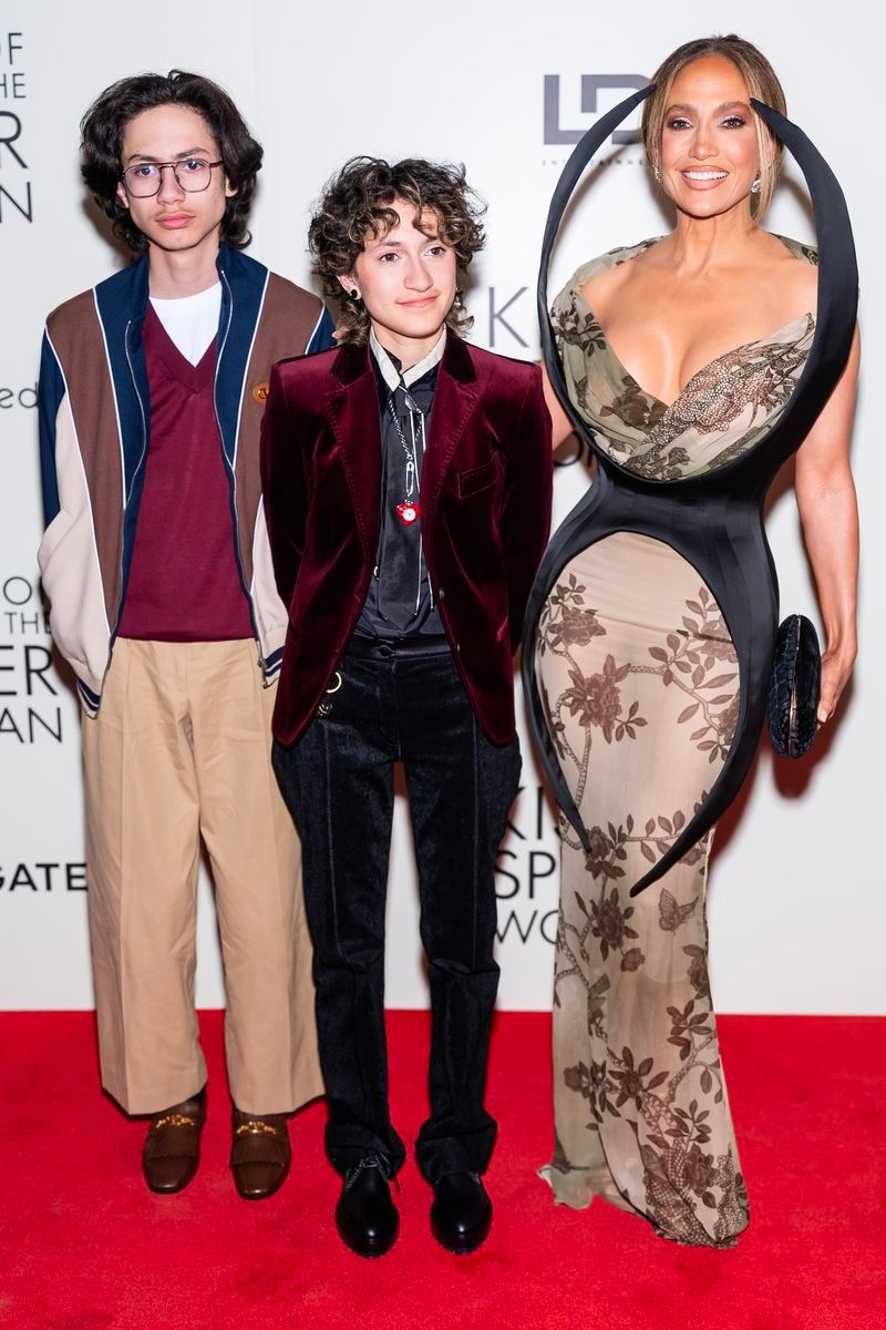 Jennifer Lopez posa con sus hijos, Max y Emme
