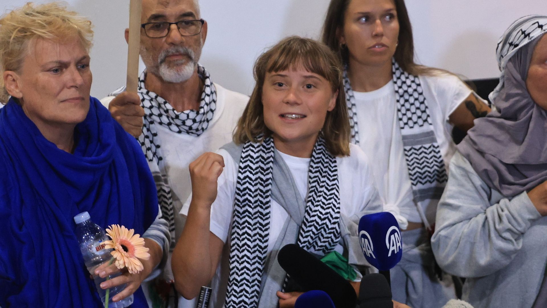 La activista sueca Greta Thunberg habla ante la prensa desde Grecia tras ser deportada por Israel