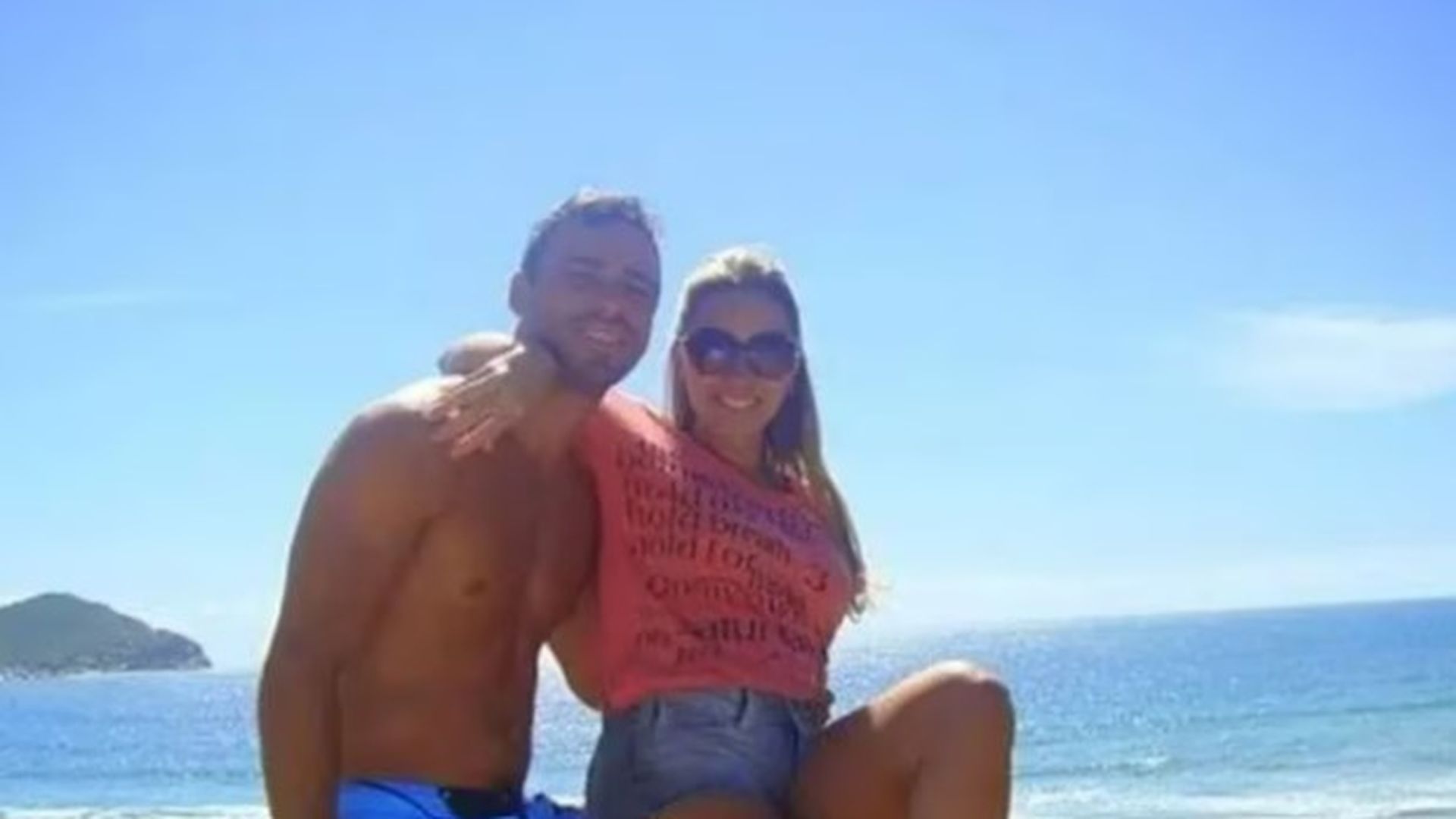 La extraña muerte de una pareja de Brasil en una bañera con agua a más de 50°C el día que celebraban el cumpleaños de su hija