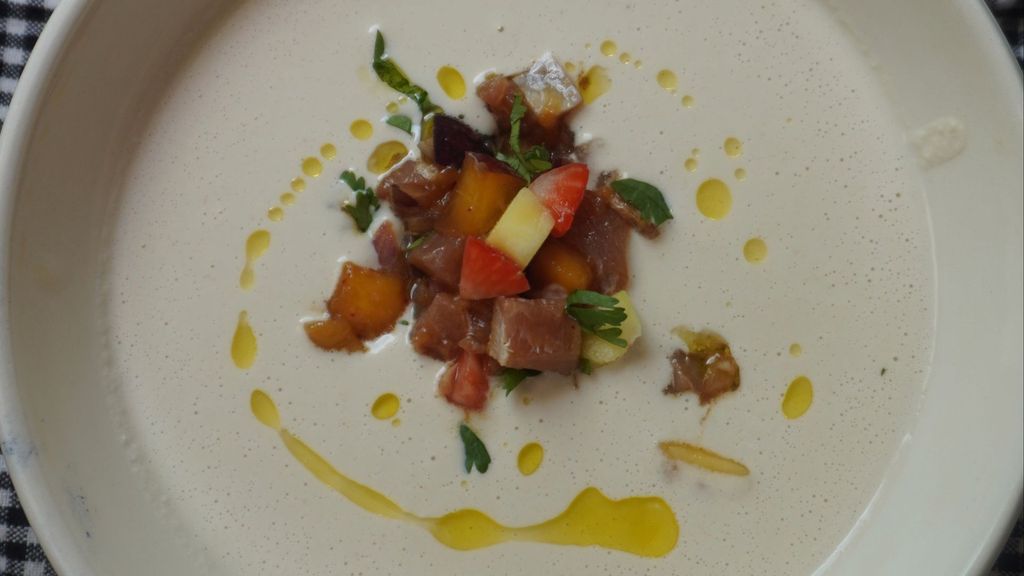 Ajoblanco thai y tartar de atún, fresas y mango: un plato cremoso y lleno de sabor