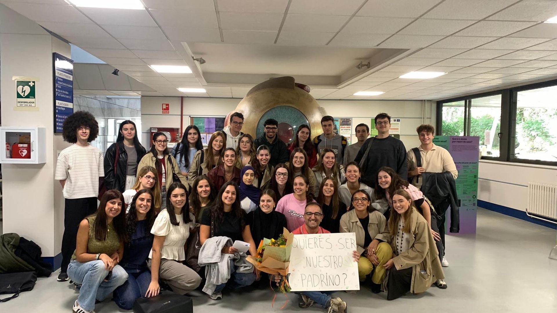 Los alumnos de la promoción de Optica y Optometría posando con su nuevo padrino de promoción