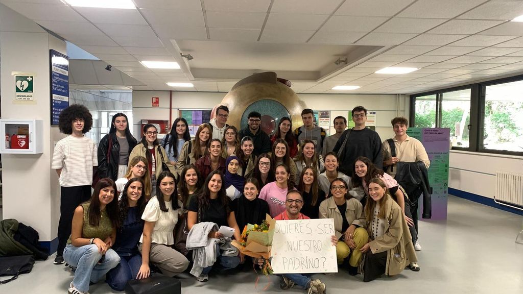 Los alumnos de la promoción de Optica y Optometría posando con su nuevo padrino de promoción