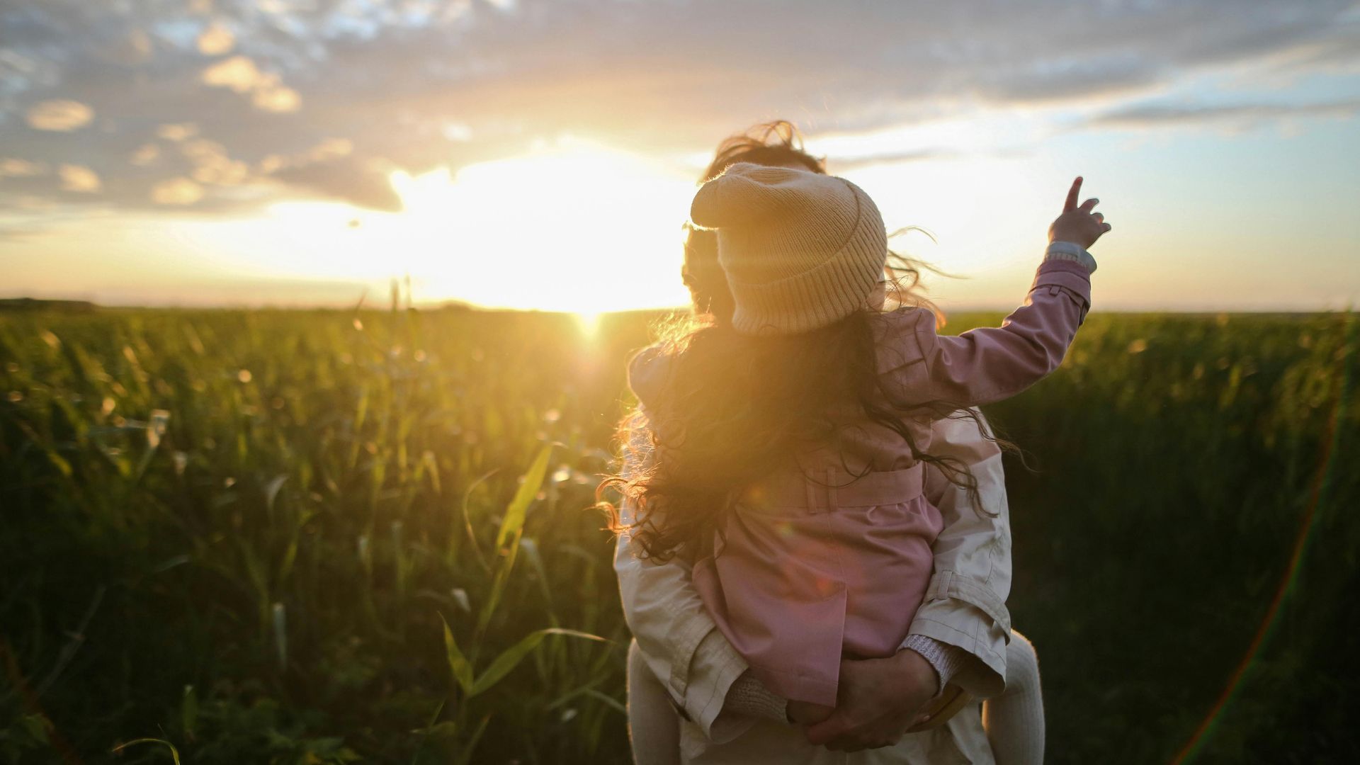 Una madre pasea con su hija en un campo