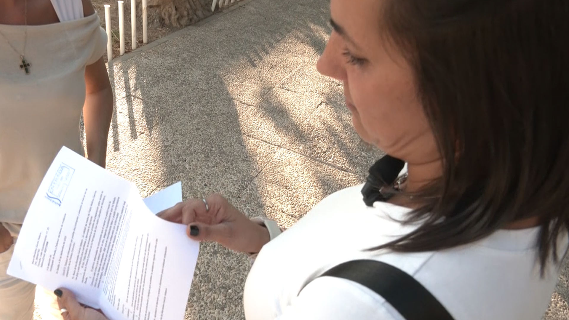 Mercedes muestra el escrito presentado ante el Arzobispado de Sevilla