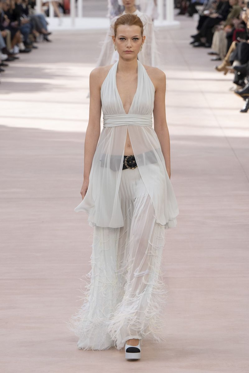 Modelo con el top en el desfile primavera-verano 2025